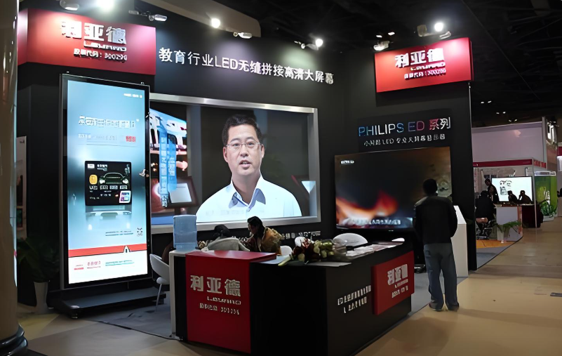 1xBET全新一代3D折叠屏首秀北京教育设备展，开启智慧教育多维交互时期